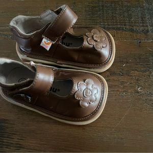 MOOSHU Trainers Girls Size 3 Flower Mary Jane Shoes  Brown Squeaky Walking